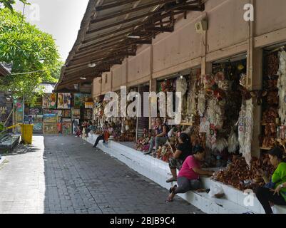 dh Pasar Seni Guwang Sukawati BALI INDONESIEN Balinesischer Stallhalter Außerhalb Kunst Handwerk Markt Geschäfte südost-asien Stockfoto