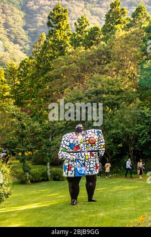 Hakone, Japan: 02. November 2019: Hakone Open Air Museum in Japan. Miss Black Power Skulptur von Niki de Saint Phalle Stockfoto