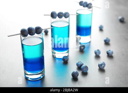 Bunte Aufnahme mit Blaubeeren auf grauem Tisch Stockfoto