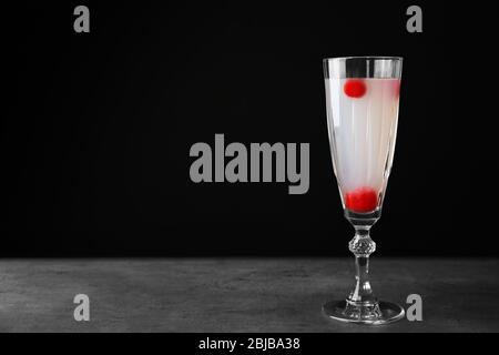 Leckerer Cocktail mit Beeren auf grauem Tisch Stockfoto