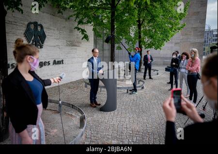 Berlin, Deutschland. April 2020. Außenminister Heiko Maas (SPD) kündigt bei einer Pressekonferenz vor dem Auswärtigen Amt die Verlängerung der weltweiten Reisewarnung wegen des Corona-Virus an. Die weltweite Reisewarnung wird zunächst bis zum 14. Juni 2020 gültig sein. Kredit: Kay Nietfeld/dpa/Alamy Live News Stockfoto