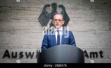 Berlin, Deutschland. April 2020. Außenminister Heiko Maas (SPD) kündigt bei einer Pressekonferenz vor dem Auswärtigen Amt die Verlängerung der weltweiten Reisewarnung wegen des Corona-Virus an. Die weltweite Reisewarnung wird zunächst bis zum 14. Juni 2020 gültig sein. Kredit: Kay Nietfeld/dpa/Alamy Live News Stockfoto