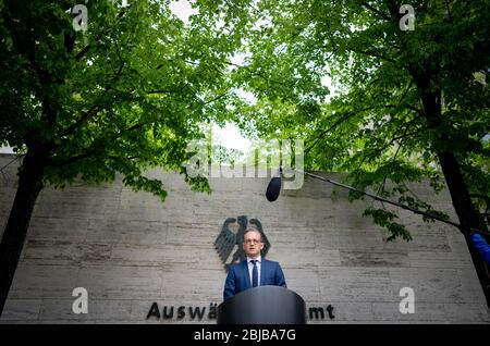 Berlin, Deutschland. April 2020. Außenminister Heiko Maas (SPD) kündigt bei einer Pressekonferenz vor dem Auswärtigen Amt die Verlängerung der weltweiten Reisewarnung wegen des Corona-Virus an. Die weltweite Reisewarnung wird zunächst bis zum 14. Juni 2020 gültig sein. Kredit: Kay Nietfeld/dpa/Alamy Live News Stockfoto