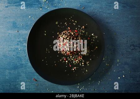 Paprika in Schüssel auf schwarzem Teller mischen Stockfoto