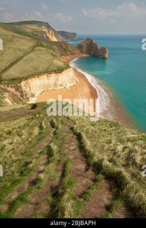 Ein Hoch auf die berühmten Kalkstein bogen Durdle Door und Golden Sand Beach von der South West Coastal Path auf die in der Nähe von Klippen, L Stockfoto