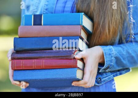 Frau Holding Stapel Bücher, Nahaufnahme Stockfoto