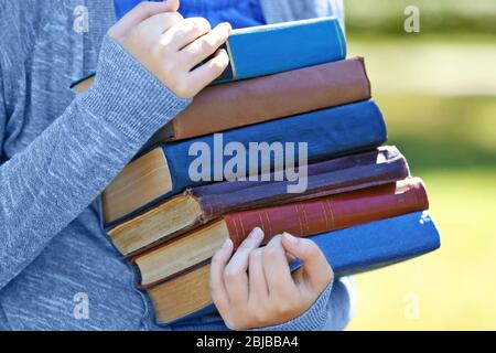 Frau Holding Stapel Bücher, Nahaufnahme Stockfoto