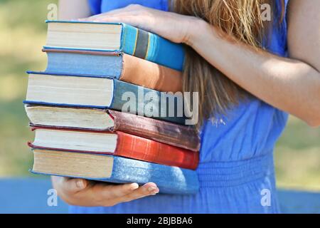 Frau Holding Stapel Bücher, Nahaufnahme Stockfoto