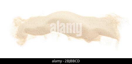 Natürlicher Sandhaufen vom Strand, weicher brauner Haufen trockener Strandsand auf weißem Hintergrund isoliert Stockfoto