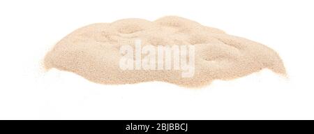 Natürlicher Sandhaufen vom Strand, weicher brauner Haufen trockener Strandsand auf weißem Hintergrund isoliert Stockfoto