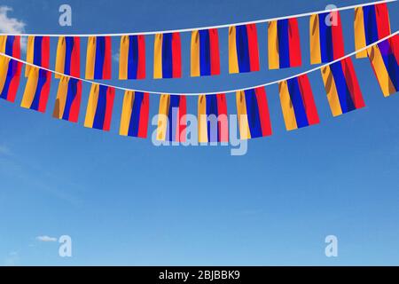 Armenia Flagge festliche Ammer hängen an einem blauen Himmel. 3D-Rendern Stockfoto