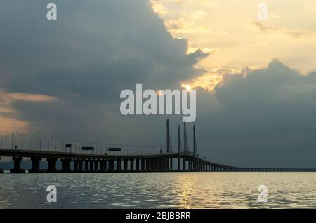 Sonnenaufgang durch die Wolke bei Penang zweite Brücke am Morgen. Stockfoto