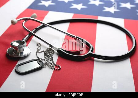 Stethoskop und Anhänger auf amerikanischer Nationalflagge Stockfoto