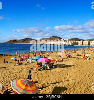 LAS PALMAS, SPANIEN - OKTOBER 13: Badende am Strand von Las Canteras am 13. Oktober 2013 in Las Palmas de Gran Canaria, Spanien. Aufgrund des tropischen Wetters, t Stockfoto