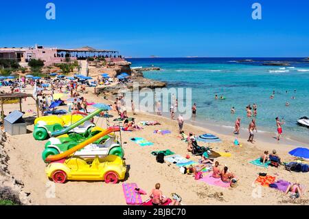 San ANTONIO, SPANIEN - 15. JUNI: Sonnenbäder am Strand von Cala Conta am 15. Juni 2015 in San Antonio auf der Insel Ibiza, Spanien. Ibiza ist ein bekannter Sommer Stockfoto