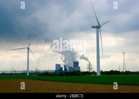 Wind- und Kohlekraftwerke - Windenergieanlagen und RWE Braunkohlestromkraftwerke in der Rhein-Erft-Region Bergheim, Deutschland. Stockfoto