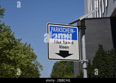 Bonn, Deutschland. April 2020. Parkscheinautomat Kredit: Horst Galuschka/dpa/Horst Galuschka dpa/Alamy Live News Stockfoto