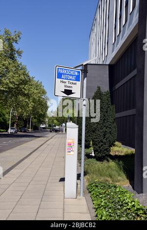 Bonn, Deutschland. April 2020. Parkscheinautomat Kredit: Horst Galuschka/dpa/Horst Galuschka dpa/Alamy Live News Stockfoto