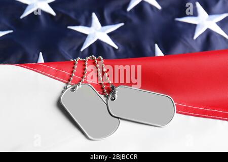 Armee-Token auf amerikanischer Nationalflagge Hintergrund Stockfoto