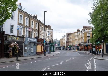 Lockdown London, 29. April 2020: Caledonian Road, London, normalerweise ein Bienenstock der Aktivität, leer von Verkehr und Fußgängern, Geschäfte geschlossen und verladen Stockfoto