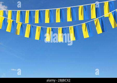 Ukraine Flagge festliche Ammer hängen an einem blauen Himmel. 3D-Rendern Stockfoto