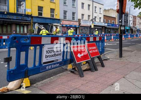 Lockdown London, 29. April 2020: In einer Camden Town Street wird die Installation eines neuen Glasfaserkabels durch SF Stefan fortgesetzt Stockfoto