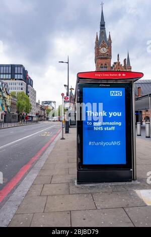 Lockdown London, 29. April 2020: Kings Cross Station, Empty Euston Road, ein Werbehorten mit unterstützender Botschaft für NHS Stockfoto