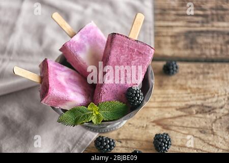Leckeres Obst Eis in der Schüssel, Nahaufnahme Stockfoto