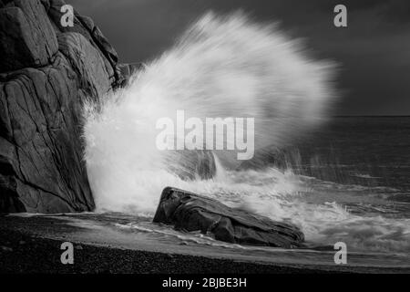 Schwarz / weiß, schöne Nahaufnahme Landschaft von Wellen kommen an die Küste und stürzt auf den Felsen an der Küste, East Seaside, Gyeongju, Korea Stockfoto