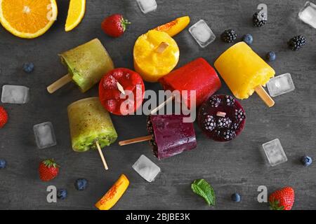 Leckeres Obst-Eis auf dem Tisch, Blick von oben Stockfoto
