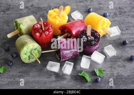 Leckeres Obst-Eis auf dem Tisch, Nahaufnahme Stockfoto