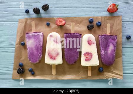 Leckeres Obst-Eis auf dem Tisch, Nahaufnahme Stockfoto