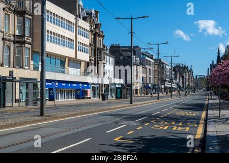 Leere Straßen mit Geschäften und Geschäften während der Sperrung des Coronavirus geschlossen - Princes Street, Edinburgh, Schottland, Großbritannien Stockfoto