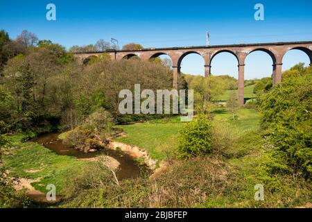 Großbritannien, England, Cheshire, Congleton, Dane in Shaw Meadow, Dane in Shaw Brook und West Coast Mainline Railway Viaduct Stockfoto