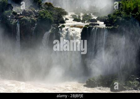 Die wütenden Ströme stürzen über die Iguacu Falls, Brasilien. Südamerika Stockfoto