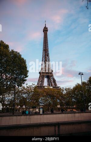 PARIS, FRANKREICH - 21. Oktober 2017: Blick auf die Eiffelturm-Brücke. Herbstuntergang in Paris Stockfoto