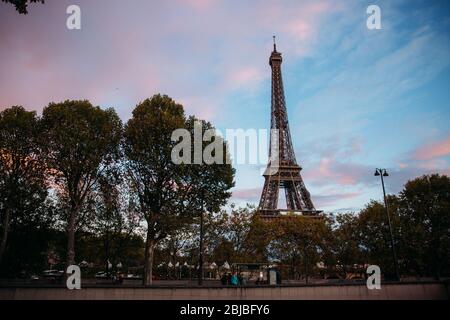 PARIS, FRANKREICH - 21. Oktober 2017: Blick auf die Eiffelturm-Brücke. Herbstuntergang in Paris Stockfoto