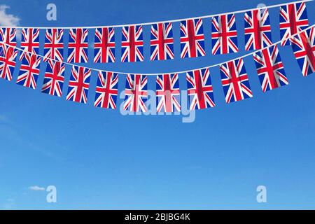 Großbritannien Flagge festliche Ammer hängen an einem blauen Himmel. 3D-Rendern Stockfoto