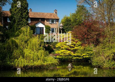 Großbritannien, England, Staffordshire, Biddulph, Poolfold, Fold Lane, Haus neben alten Mühlenteich auf Staffordshire Moorland Walk Stockfoto