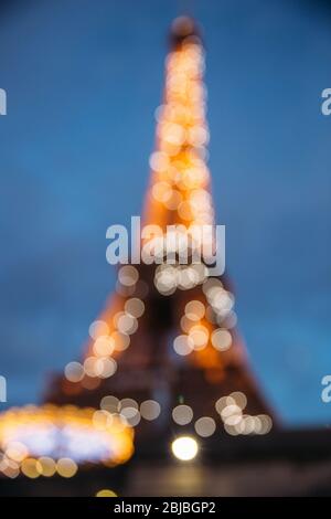 PARIS, FRANKREICH - 21. Oktober 2017: Blick auf die Eiffelturm-Brücke. Unfokussieren Eiffelturm bei Nacht Glanz Stockfoto