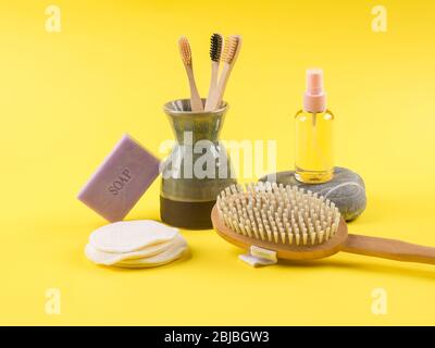 Zero Waste Beauty Routine Produkte auf gelb Stockfoto