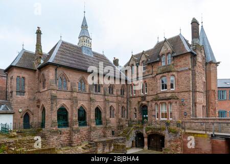 Coventry, West Midlands, UK - 7. April 2018: Historische Blue Coat Schulgebäude in Coventry an einem bewölkten Frühlingstag Stockfoto