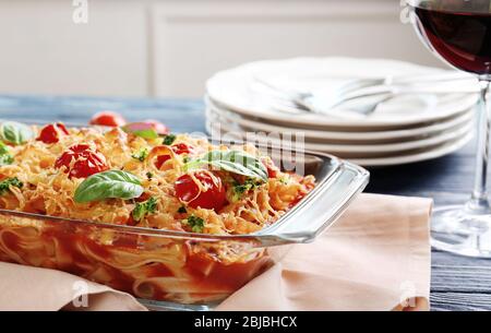 Köstliche Pasta Al Forno in Glasschüssel, Nahaufnahme Stockfoto