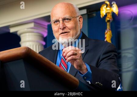 WASHINGTON DC, USA - 22. April 2020 - Dr. Robert R Redfield, Direktor der Zentren für Krankheitskontrolle und Prävention, spricht in einem coro Stockfoto