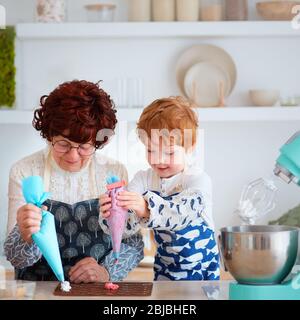 Glücklich Urgroßmutter und ihr Urenkel kochen zusammen zu Hause Küche Stockfoto