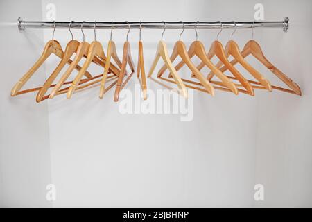 Holz Kleiderbügel auf Kleiderstange Stockfoto