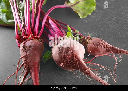 Ein Haufen junger Rüben auf grauem Hintergrund Stockfoto