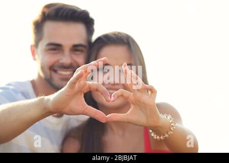 Glücklich junge Paar machen Herzform mit den Händen Stockfoto