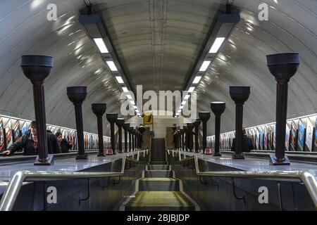 Die Treppen und Rolltreppen an der U-Bahn-Station St. John's Wood Stockfoto