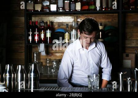 Barkeeper arbeitet an der Theke Stockfoto